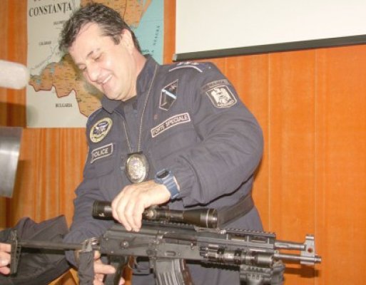 Fostul şef al mascaţilor, Emanoil Moraru, instruieşte poliţiştii locali